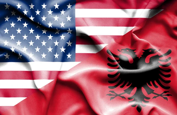 Κουνώντας τη σημαία της Αλβανίας και ΗΠΑ — Φωτογραφία Αρχείου