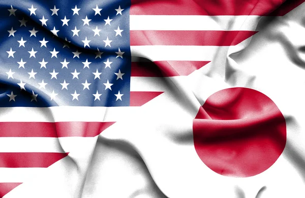 Flagge Japans und der USA schwenkend — Stockfoto