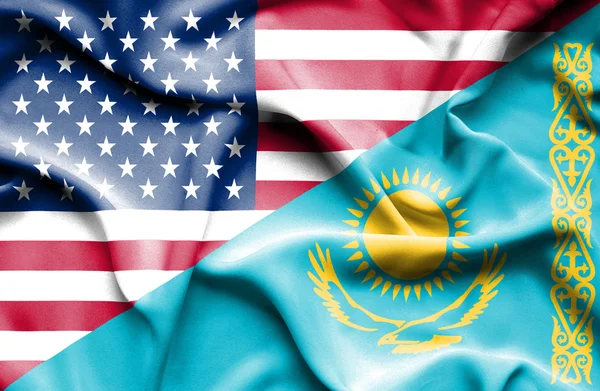 Kazakistan ve ABD bayrağı sallayarak — Stok fotoğraf