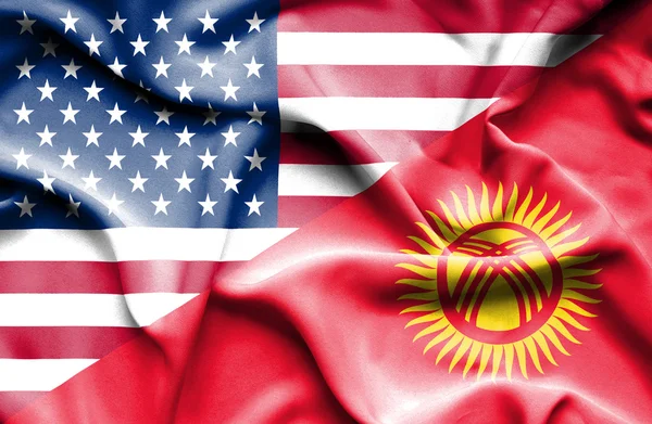 Kırgızistan ve ABD bayrağı sallayarak — Stok fotoğraf