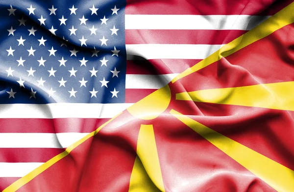 Κουνώντας τη σημαία της πΓΔΜ και ΗΠΑ — Φωτογραφία Αρχείου