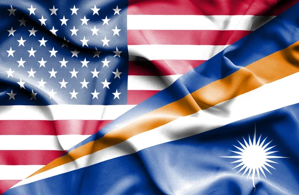 Flagge der Marshallinseln und der USA schwenken — Stockfoto