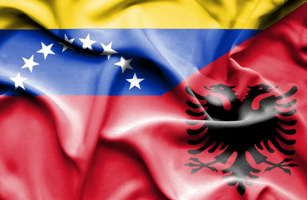 Albanian ja Venezuelan lipun heiluttaminen — kuvapankkivalokuva