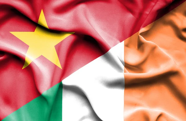 Flagge von Irland und Vietnam schwenkend — Stockfoto