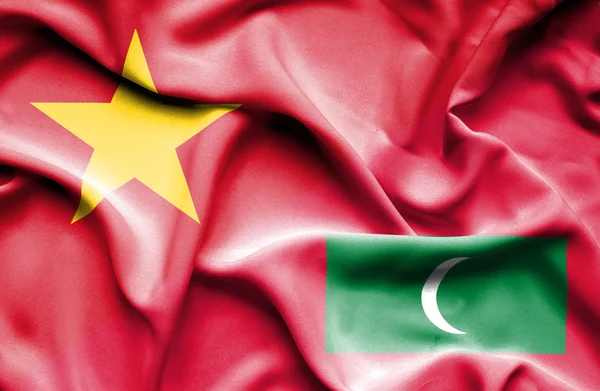 Maldivler ve vietnam bayrağı sallayarak — Stok fotoğraf