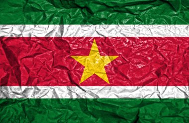 Surinam vintage bayrağı eski buruşuk kağıt arka plan üzerinde