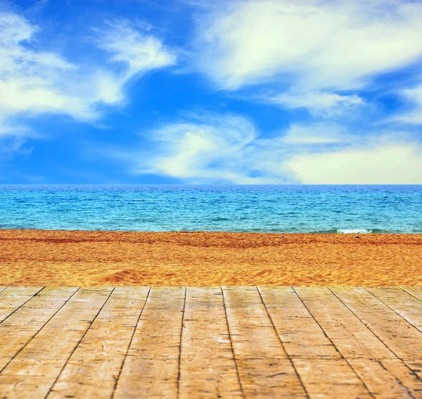 Praia de areia e paisagem marinha com piso de madeira — Fotografia de Stock