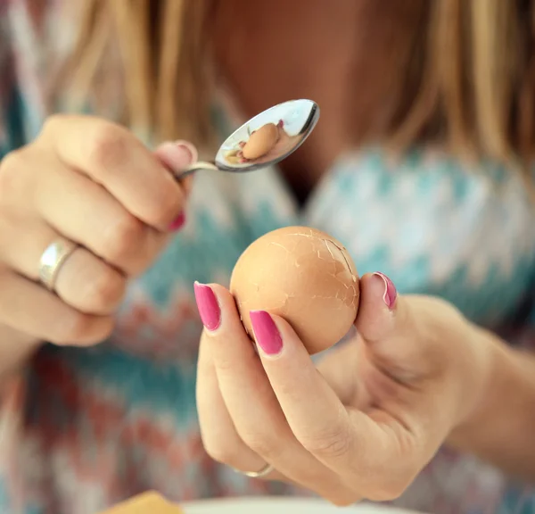 Breaking főtt tojást, teát kanállal nőt — Stock Fotó