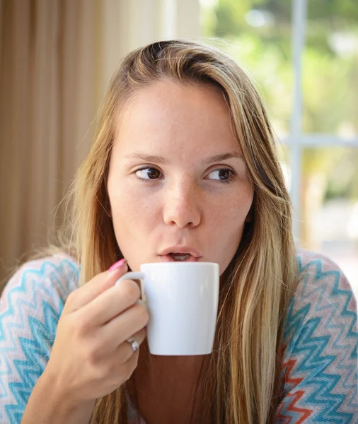 Kvinna dricker kaffe på morgonen på restaurang — Stockfoto