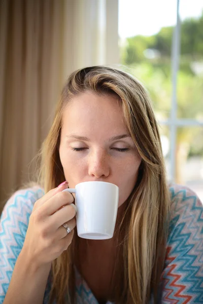 Kvinna dricker kaffe på morgonen på restaurang — Stockfoto