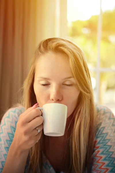 Kvinna dricker kaffe på morgonen på restaurang — Stockfoto