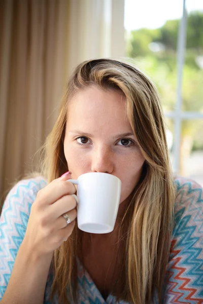 Mulher bebendo café pela manhã no restaurante — Fotografia de Stock