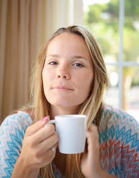 Kvinna dricker kaffe på morgonen på restaurang — Stockfoto