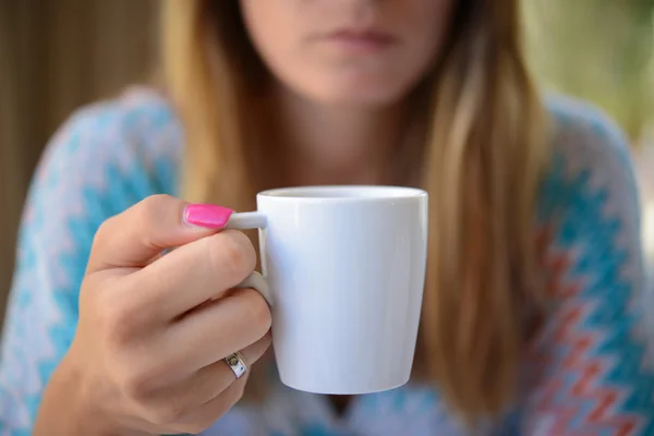 Mulher segurando grande caneca branca — Fotografia de Stock