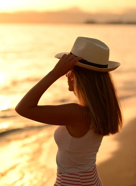 Viaggio in spiaggia - donna che cammina sulla spiaggia di sabbia lasciando impronte in — Foto Stock