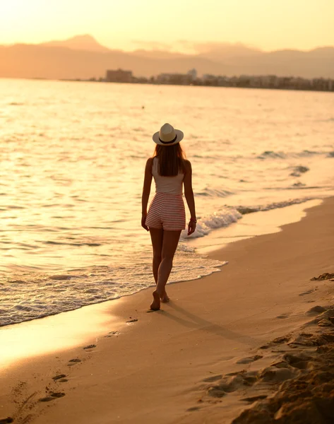 Strand utazás - nő séta a homokos strand, hagyja lábnyomok — Stock Fotó