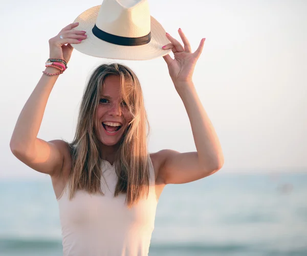 Kobieta szczęśliwa pięknej plaży spaceru na plaży na letnie wakacje — Zdjęcie stockowe