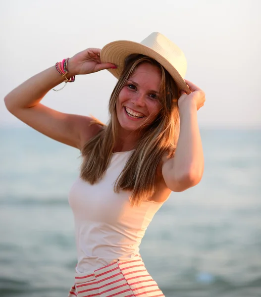 Portret van mooie lachende vrouw op strand — Stockfoto