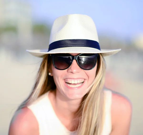 Retrato de bela mulher sorridente na praia — Fotografia de Stock