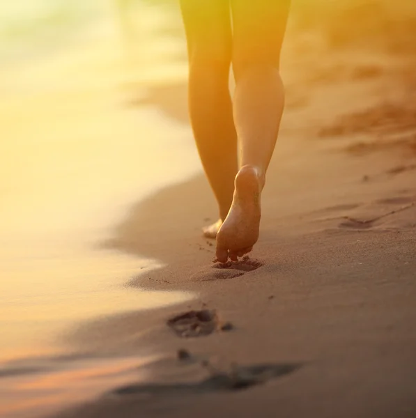 Plaża podróż - kobieta spaceru na piaszczystej plaży, pozostawiając ślady w — Zdjęcie stockowe