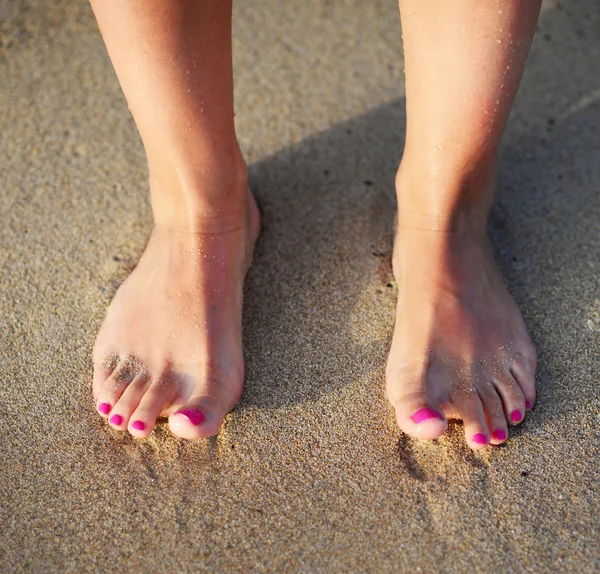 Stranden resa - kvinna gå på sandstranden lämnar fotspår i — Stockfoto