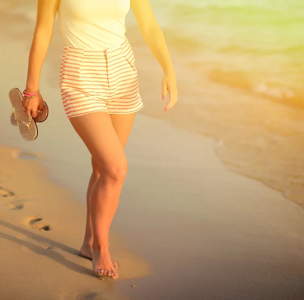 Пляжні подорожі жінка ходить на піщаному пляжі залишаючи сліди в — стокове фото