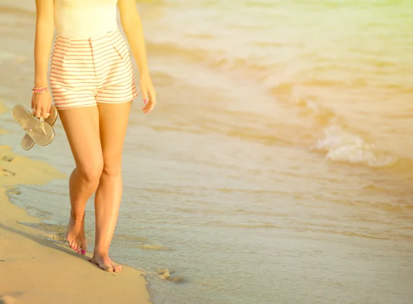 Plaża podróż - kobieta spaceru na piaszczystej plaży, pozostawiając ślady w — Zdjęcie stockowe