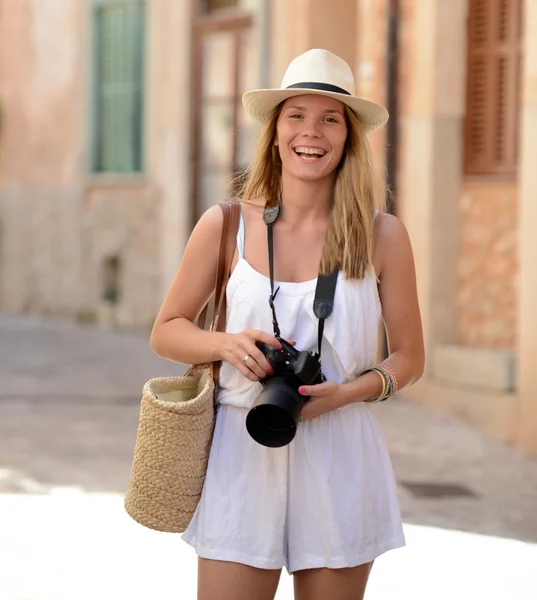 Mulher feliz fotógrafo segurando uma câmera dslr em suas férias — Fotografia de Stock