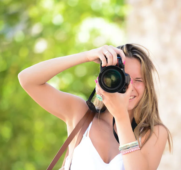 Wanita bahagia fotografer memegang kamera dslr — Stok Foto
