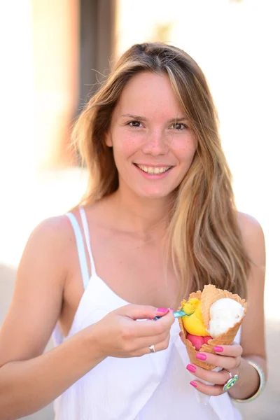 Retrato de jovem mulher feliz comendo sorvete ao ar livre — Fotografia de Stock