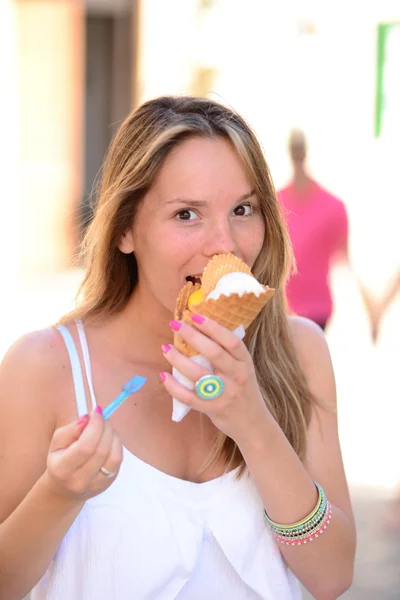 야외 얼음-크림 먹는 젊은 행복 한 여자의 초상화 — 스톡 사진