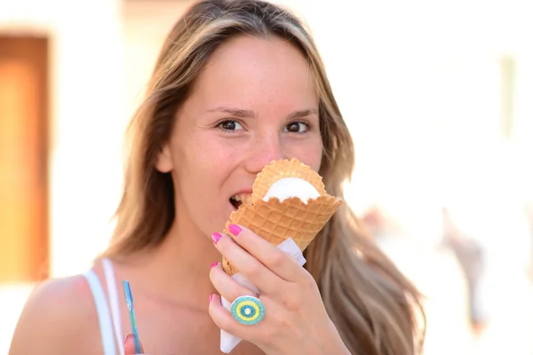 Retrato de jovem mulher feliz comendo sorvete ao ar livre — Fotografia de Stock