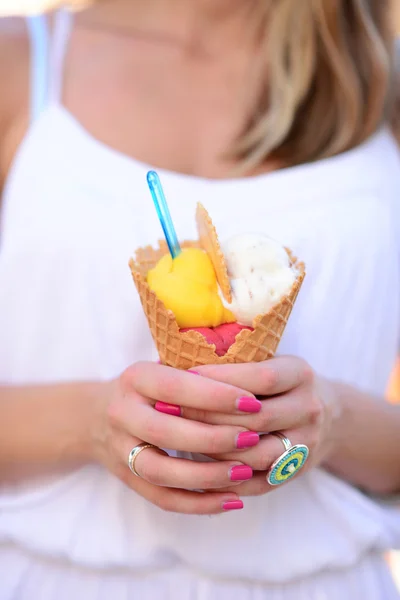 Woman hands holding fruity ice cream in hands — Stock Photo, Image