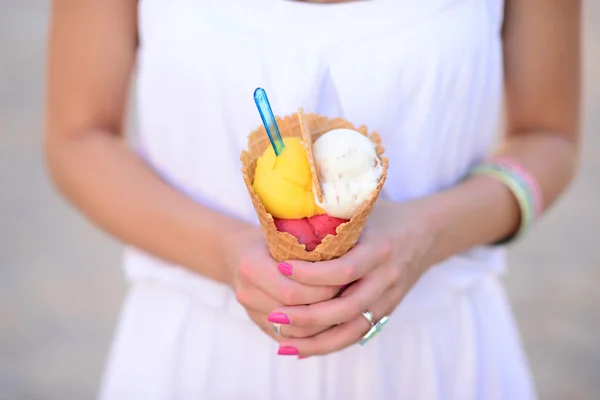 Woman hands holding fruity ice cream in hands — Stock Photo, Image