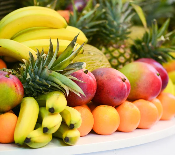 新鲜的五颜六色的水果在市场 — 图库照片