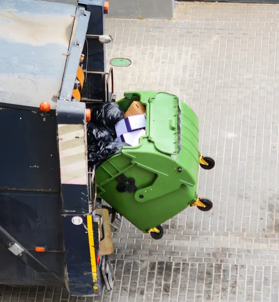 Recyklační vůz vyzvedává koš — Stock fotografie