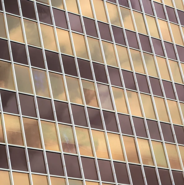 Reflektion av solnedgång himlen i windows — Stockfoto