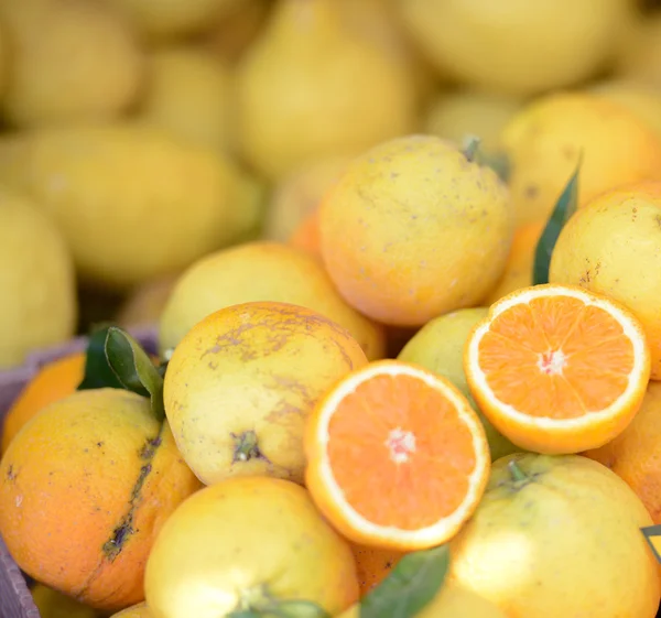 Naranjas maduras en venta — Foto de Stock