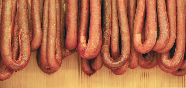 Salsichas defumadas carne pendurada no fumeiro doméstico — Fotografia de Stock