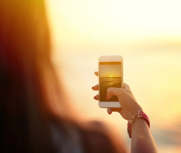 Mão de turista segurando telefone inteligente e tirar foto da bela b — Fotografia de Stock