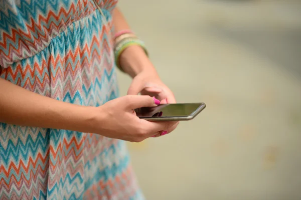 Frau hält Handy in der Hand — Stockfoto