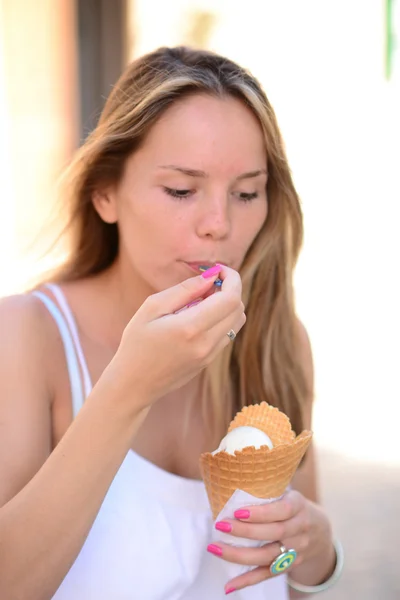 Retrato de jovem mulher feliz comendo sorvete ao ar livre — Fotografia de Stock