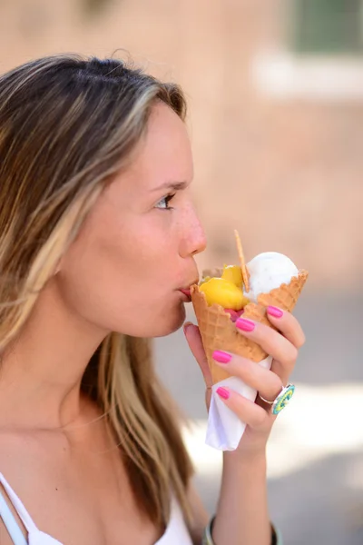 Portret młodej kobiety szczęśliwy jedzenie lodów odkryty — Zdjęcie stockowe