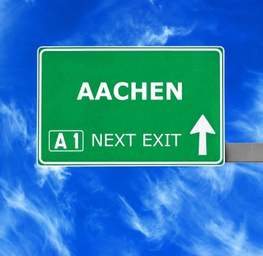 Aachen yol işaret karşı mavi gökyüzü temizleyin