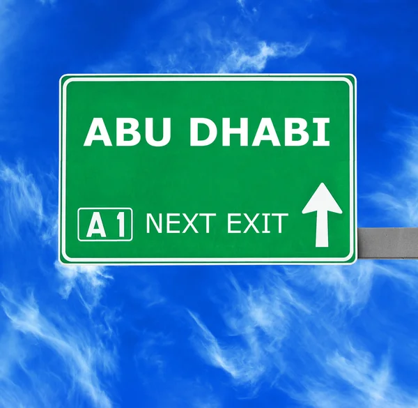 Abu dhabi Verkehrsschild gegen klaren blauen Himmel — Stockfoto