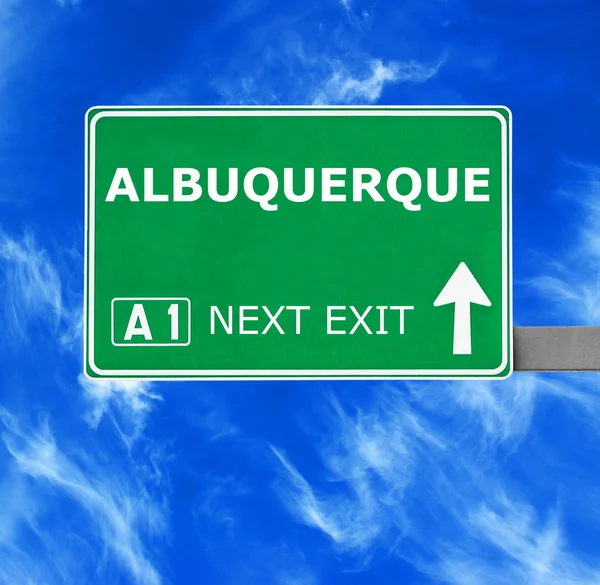 ALBUQUERQUE cartello stradale contro il cielo blu chiaro — Foto Stock