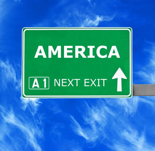 Znak drogowy Stany Zjednoczone przeciwko jasne, Błękitne niebo — Zdjęcie stockowe
