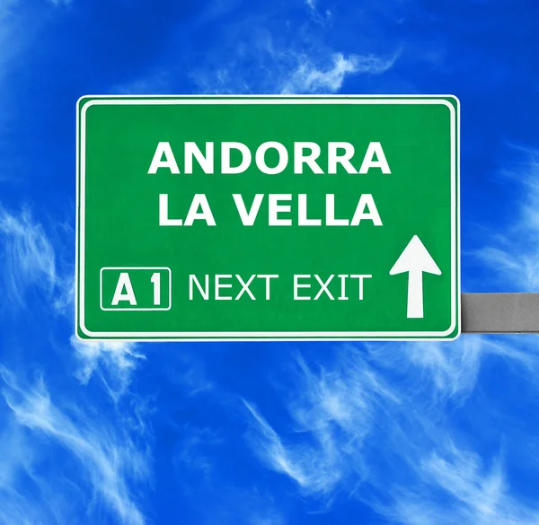 Andorra la vella Verkehrsschild gegen strahlend blauen Himmel — Stockfoto