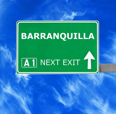Barranquilla yol işaret karşı mavi gökyüzü temizleyin