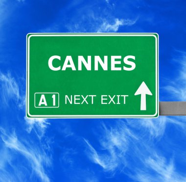 Cannes yol işaret karşı mavi gökyüzü temizleyin